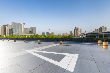 Panoramik siluet ve boş yolu, boş beton zemini olan modern iş binaları.