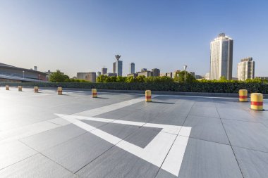 Panoramik siluet ve boş yolu, boş beton zemini olan modern iş binaları.