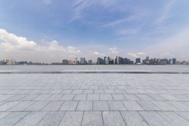 Panoramik siluet ve boş yolu, boş beton zemini olan modern iş binaları.