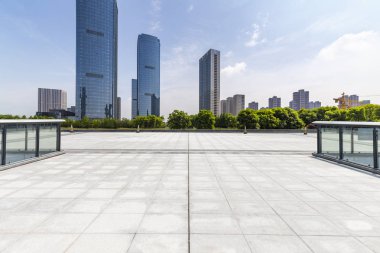 Panoramik siluet ve boş yolu, boş beton zemini olan modern iş binaları.