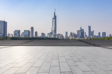 Panoramik siluet ve boş yolu, boş beton zemini olan modern iş binaları.