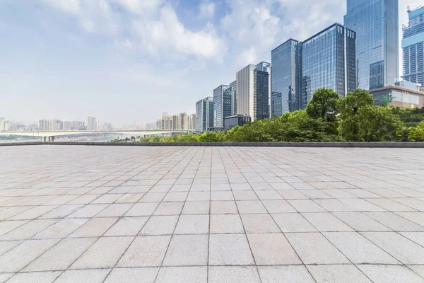 Panoramik siluet ve boş yolu, boş beton zemini olan modern iş binaları.