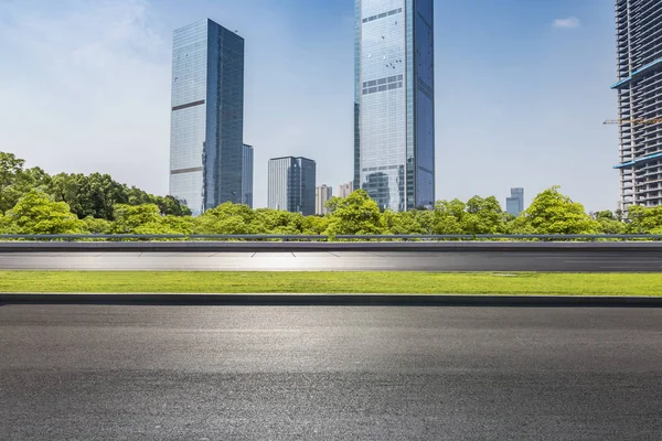 Panoramik Siluet Boş Yolu Boş Beton Zemini Olan Modern Binaları — Stok fotoğraf