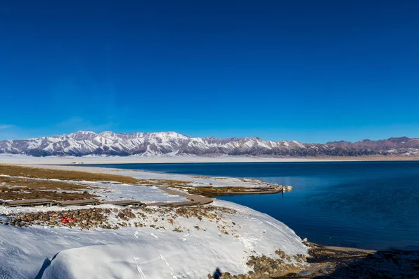 Lago Congelado Sailimu Con Fondo Montaña Nieve Yili Xinjiang China — Foto de Stock