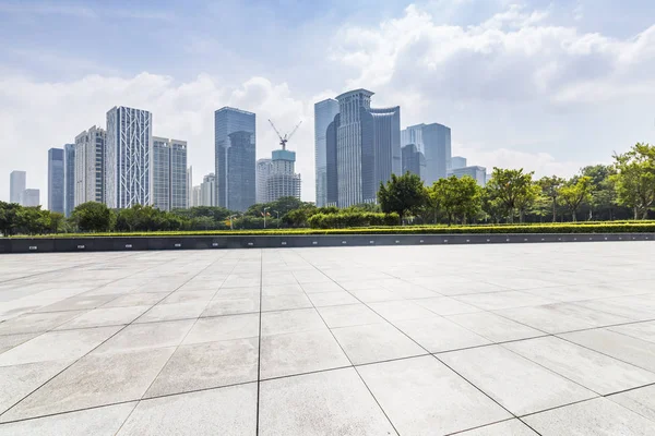 Panoramik Siluet Boş Yolu Boş Beton Zemini Olan Modern Binaları — Stok fotoğraf