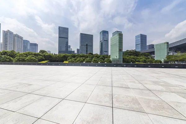 Skyline Panorámico Modernos Edificios Oficinas Negocios Con Camino Vacío Piso —  Fotos de Stock