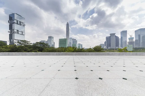 Skyline Panorâmico Modernos Edifícios Escritórios Negócios Com Estrada Vazia Piso — Fotografia de Stock