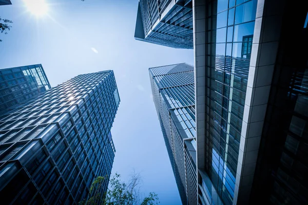 青空に対するビジネス地区の近代的な高層ビルの下のビュー — ストック写真
