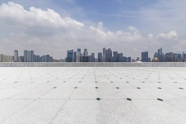 Panoramik siluet ve boş yolu, boş beton zemini olan modern iş binaları.