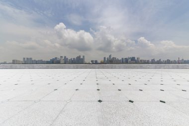 Panoramik siluet ve boş yolu, boş beton zemini olan modern iş binaları.