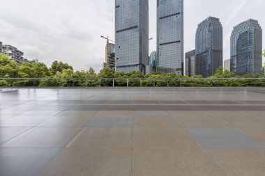 Panoramik siluet ve boş yolu, boş beton zemini olan modern iş binaları.