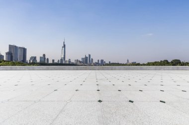Panoramik siluet ve boş yolu, boş beton zemini olan modern iş binaları.