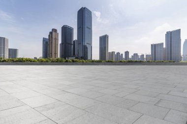 Panoramik siluet ve boş yolu, boş beton zemini olan modern iş binaları.