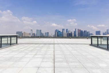 Panoramik siluet ve boş yolu, boş beton zemini olan modern iş binaları.