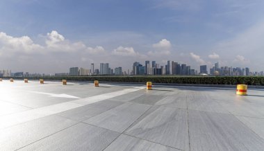 Panoramik siluet ve boş yolu, boş beton zemini olan modern iş binaları.