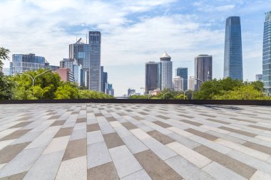 Panoramik siluet ve boş yolu, boş beton zemini olan modern iş binaları.