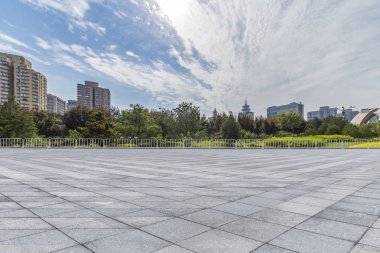 Panoramik siluet ve boş yolu, boş beton zemini olan modern iş binaları.