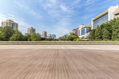 Panoramik siluet ve boş yolu, boş beton zemini olan modern iş binaları.