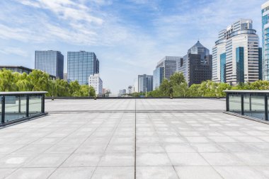 Panoramik siluet ve boş yolu, boş beton zemini olan modern iş binaları.