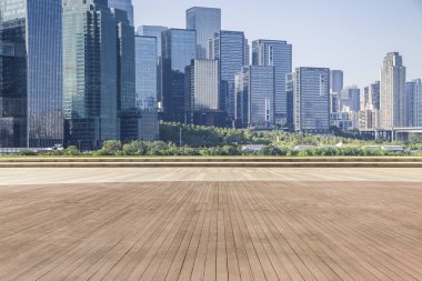 Panoramik siluet ve boş yolu, boş beton zemini olan modern iş binaları.