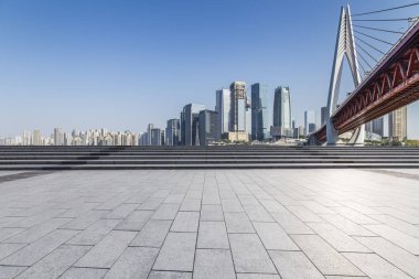 Panoramik siluet ve boş yolu, boş beton zemini olan modern iş binaları.