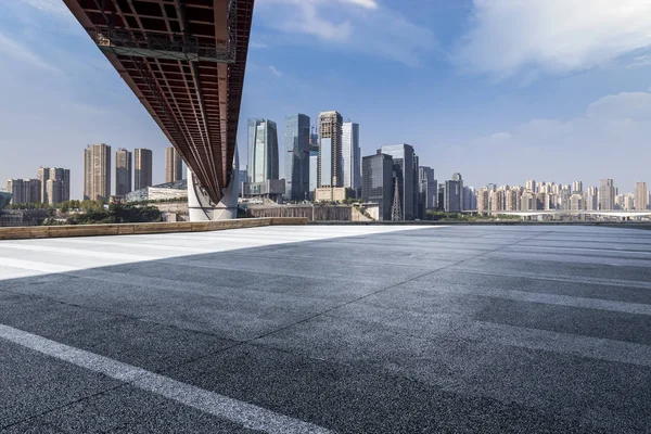 Skyline Panorâmico Modernos Edifícios Escritórios Negócios Com Estrada Vazia Piso — Fotografia de Stock