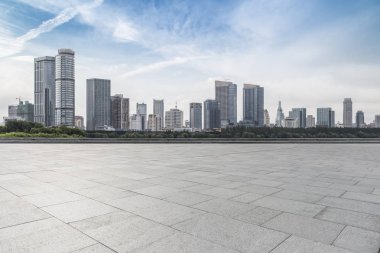 Panoramik siluet ve boş yolu, boş beton zemini olan modern iş binaları.