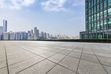 Panoramik siluet ve boş yolu, boş beton zemini olan modern iş binaları.
