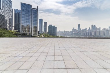 Panoramik siluet ve boş yolu, boş beton zemini olan modern iş binaları.
