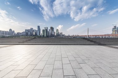 Panoramik siluet ve boş yolu, boş beton zemini olan modern iş binaları.