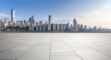 Panoramik siluet ve boş yolu, boş beton zemini olan modern iş binaları.