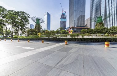 Panoramik siluet ve boş yolu, boş beton zemini olan modern iş binaları.