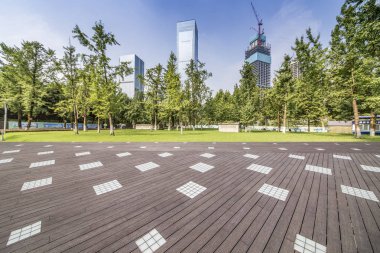 Panoramik siluet ve boş yolu, boş beton zemini olan modern iş binaları.