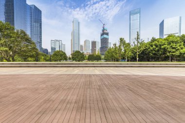Panoramik siluet ve boş yolu, boş beton zemini olan modern iş binaları.