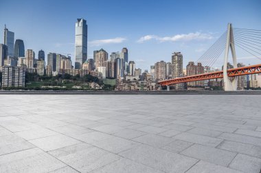 Panoramik siluet ve boş yolu, boş beton zemini olan modern iş binaları.