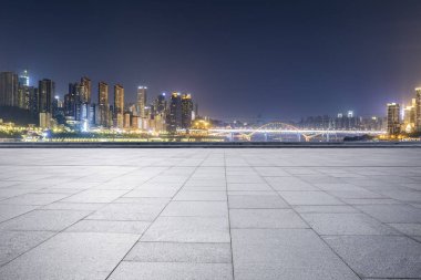 Panoramik siluet ve boş yolu, boş beton zemini olan modern iş binaları.