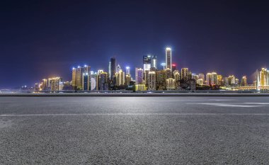 Panoramik siluet ve boş yolu, boş beton zemini olan modern iş binaları.