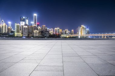 Panoramik siluet ve boş yolu, boş beton zemini olan modern iş binaları.