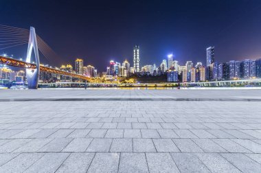 Panoramik siluet ve boş yolu, boş beton zemini olan modern iş binaları.