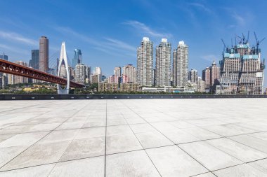 Panoramik siluet ve boş yolu, boş beton zemini olan modern iş binaları.