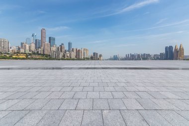 Panoramik siluet ve boş yolu, boş beton zemini olan modern iş binaları.