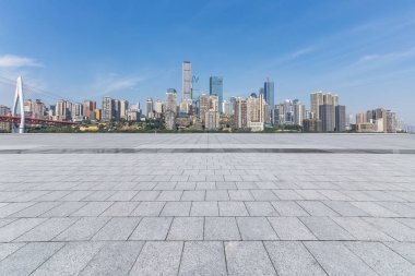 Panoramik siluet ve boş yolu, boş beton zemini olan modern iş binaları.