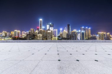 Panoramik siluet ve boş yolu, boş beton zemini olan modern iş binaları.
