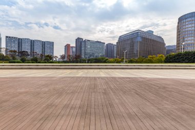 Panoramik siluet ve boş yolu, boş beton zemini olan modern iş binaları.