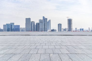 Panoramik siluet ve boş yolu, boş beton zemini olan modern iş binaları.