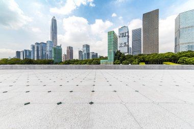 Panoramik siluet ve boş yolu, boş beton zemini olan modern iş binaları.