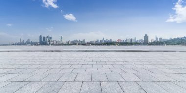 Panoramik siluet ve boş yolu, boş beton zemini olan modern iş binaları.