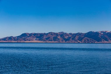  Kar dağ arka plan yılı, Çin Xinjiang, donmuş Sailimu Gölü