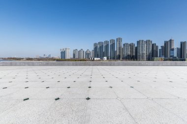Panoramik siluet ve boş yolu, boş beton zemini olan modern iş binaları.