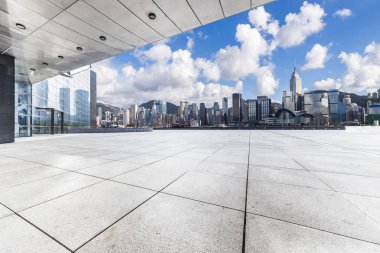 Panoramik siluet ve boş yolu, boş beton zemini olan modern iş binaları.